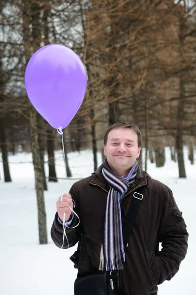 Bir adam tutarak balon — Stok fotoğraf