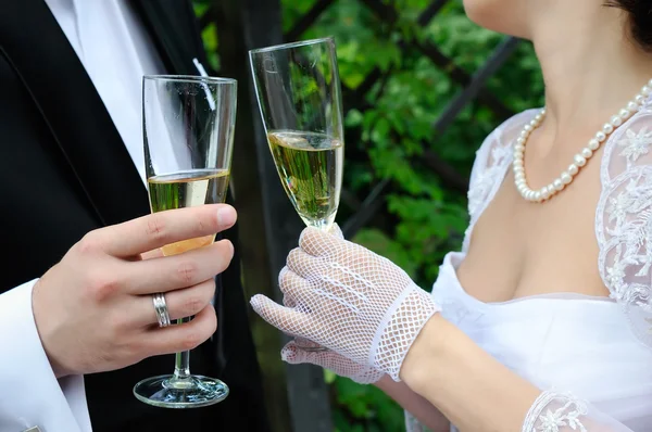 Noiva e noivo segurando óculos — Fotografia de Stock