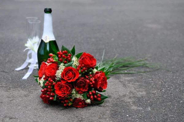 Bouquet da sposa e bicchieri — Foto Stock