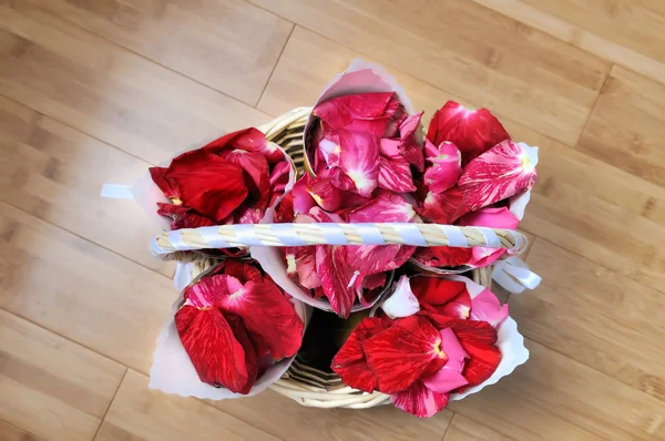 Roze bloemblaadjes in mand — Stockfoto