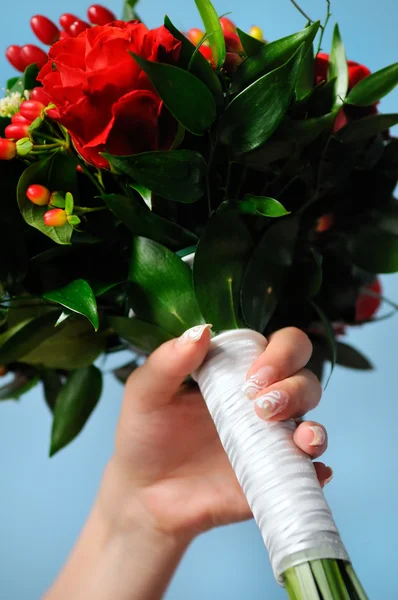 Donna che tiene bouquet da sposa — Foto Stock