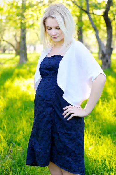 Mujer embarazada joven en el parque — Foto de Stock