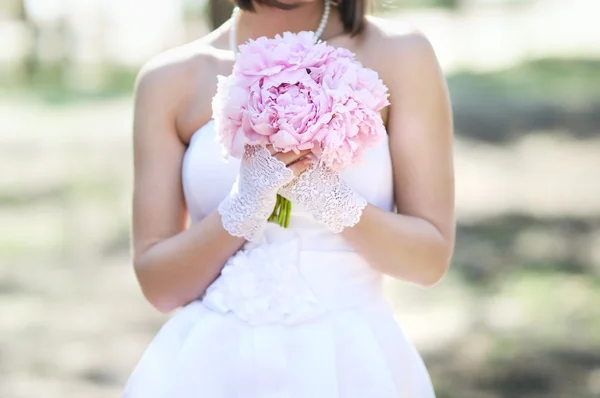 Femme tenant bouquet de fleurs de mariage — Photo