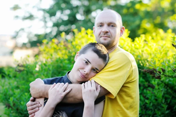 Kale-headed man omarmd een meisje — Stockfoto