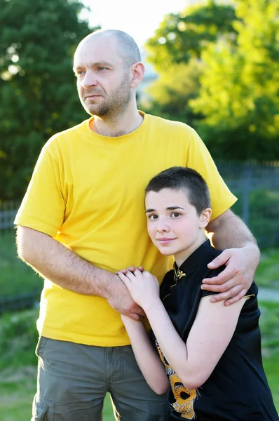 Φαλακρός-με επικεφαλής άνθρωπος αγκάλιασε ένα κορίτσι — Φωτογραφία Αρχείου