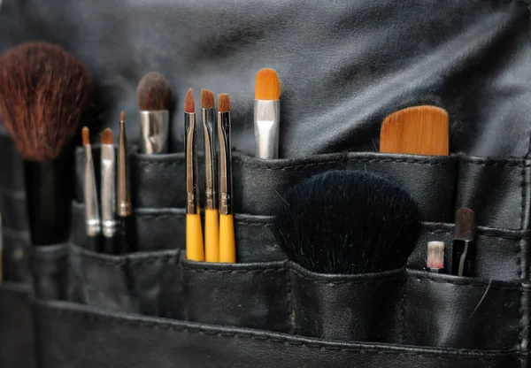 Кисти для макияжа в сумке — стоковое фото