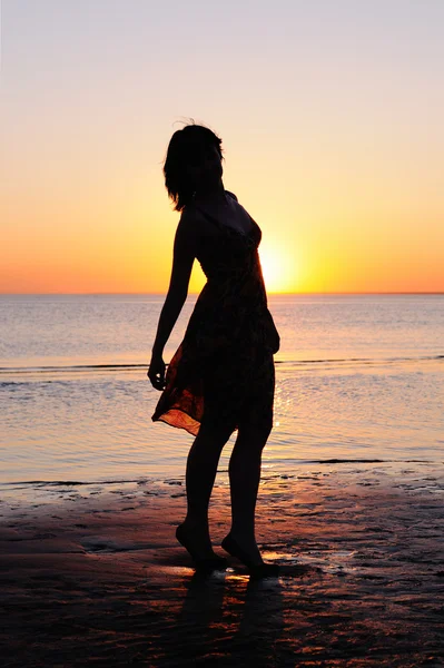 Mladá žena jako silueta u moře — Stock fotografie