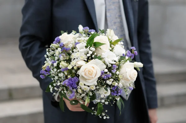 Ženich drží svatební kytice — Stock fotografie