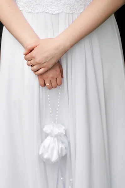 Novia celebración de la boda bolsa con perlas —  Fotos de Stock