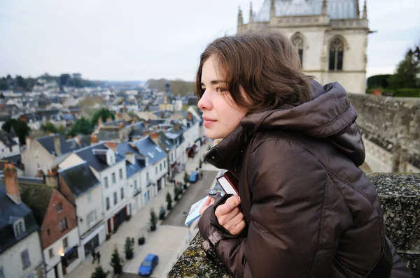 Portrait de jeune femme regardant une petite ville — Photo