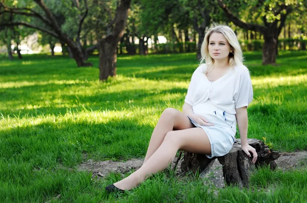 Jovem grávida no parque — Fotografia de Stock