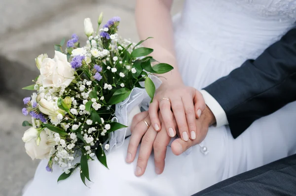 Nevěsta a ženich si ruce snubní prsteny — Stock fotografie