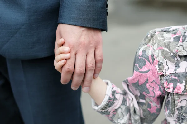 Liten flicka håller en mans hand — Stockfoto