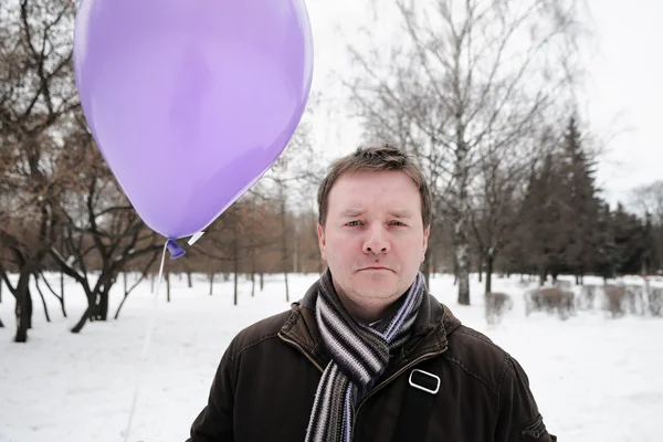 Άνθρωπος εκμετάλλευση μωβ μπαλόνι — Φωτογραφία Αρχείου