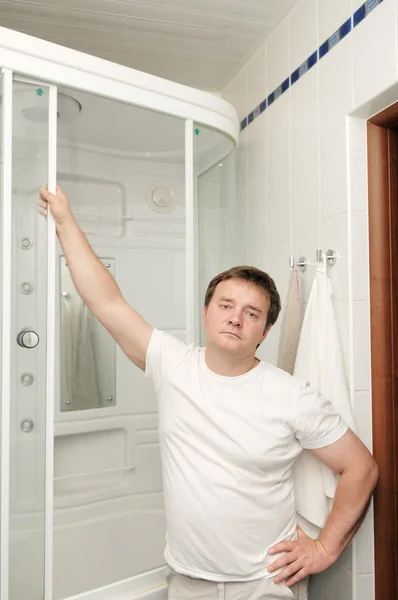 Mann im Badezimmer — Stockfoto