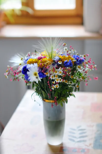 Vaas van wilde bloemen — Stockfoto