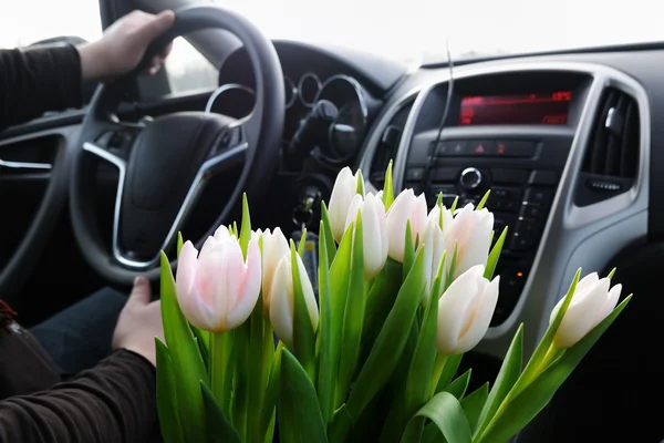 Manojo de tulipanes en coche — Foto de Stock