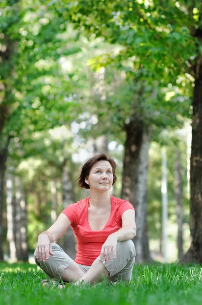 Mujer sentada en el parque — Foto de Stock