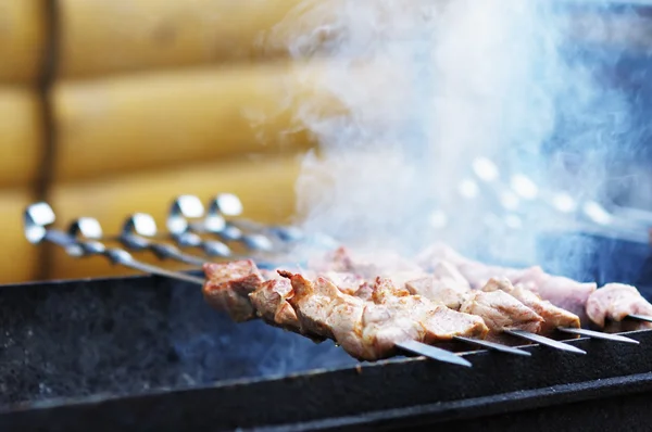 Szaftos húsdarabok szósszal, lángra lobbanva — Stock Fotó