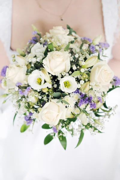 Novia celebración de flores de boda ramo —  Fotos de Stock