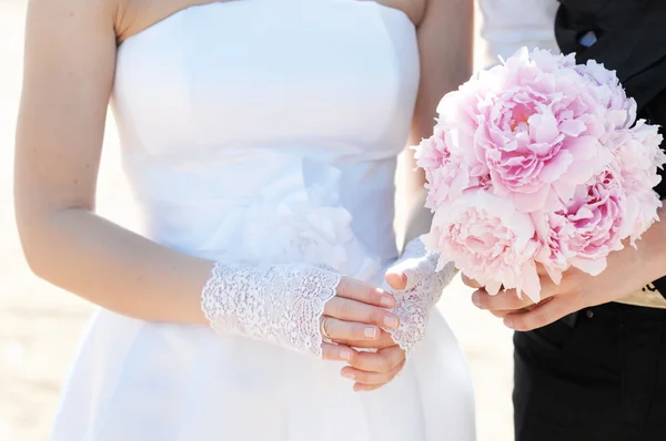 그녀의 결혼 반지를 조정 하는 신부 — 스톡 사진