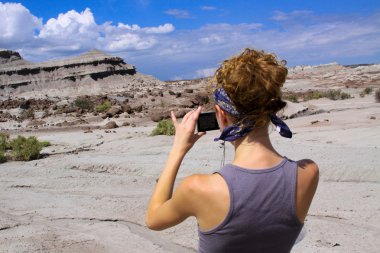 güneşli bir günde kaç resim yapma genç bir kadın
