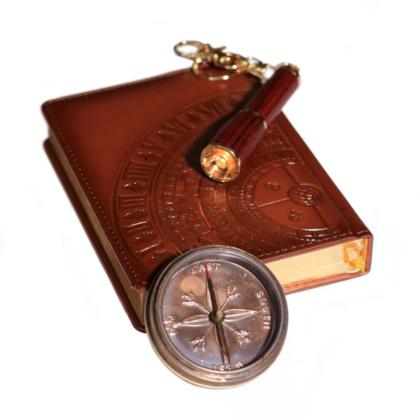 Notizbuch, Taschenlampe und Kompass auf weißem Hintergrund Stockbild