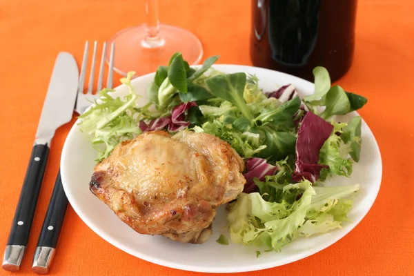 Stekt kyckling med sallad och vin — Stockfoto