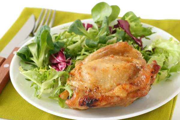 Stekt kyckling med sallad — Stockfoto