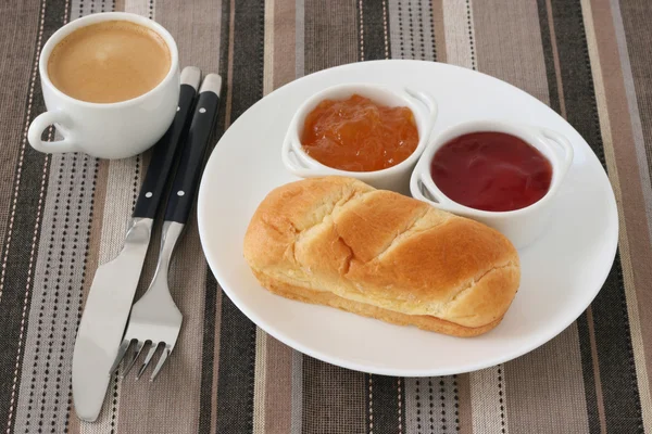 Bread with jam and coffee — Stock Photo, Image