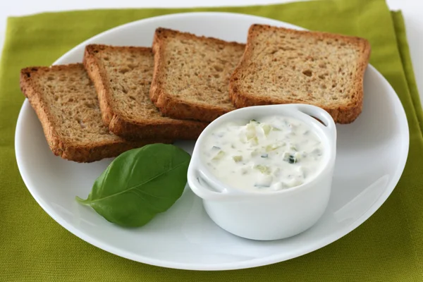 Cucumber sauce with toasts — Stock Photo, Image
