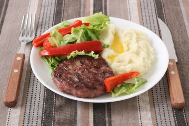 hamburger, patates ve salata ile