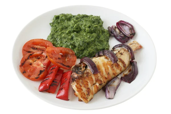 Gegrilde rode-vis met groenten en spinazie — Stockfoto