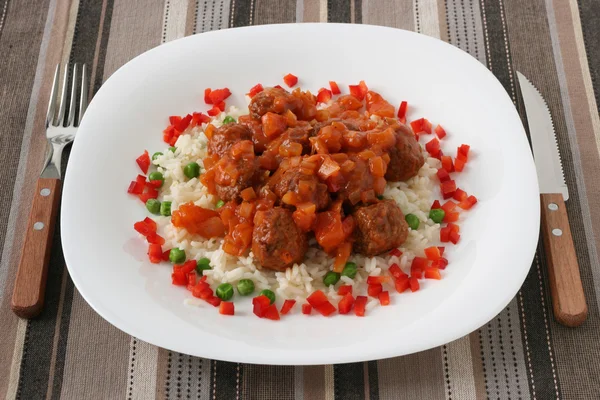Meatballs with rice with peas and pepper — Stock Photo, Image