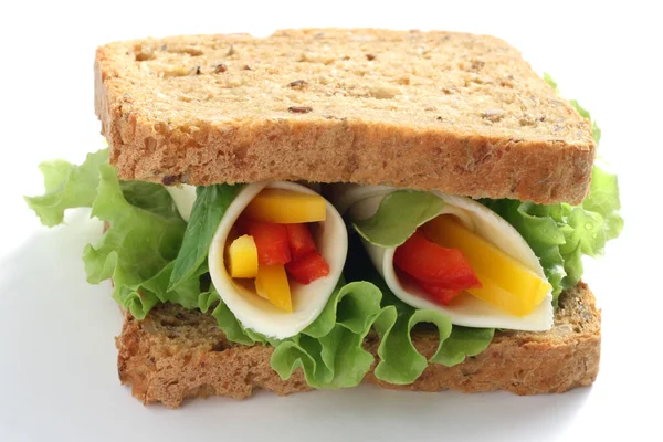 Сэндвич с сыром и овощами — стоковое фото
