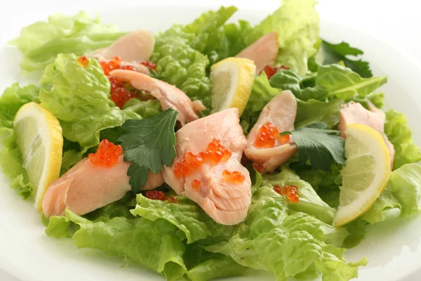 Салат з лососем та ікрою — стокове фото