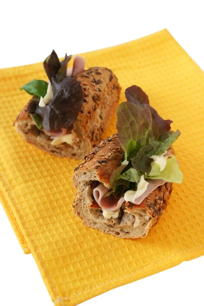 Broodje met ham en sla — Stockfoto