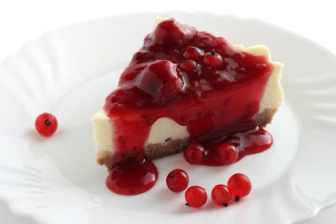 Beyaz bir plaka üzerinde Cheesecake