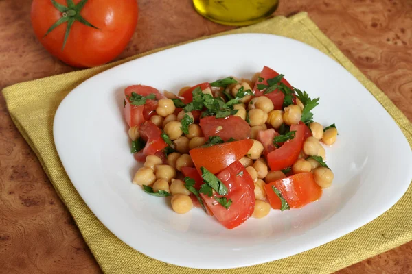 Sallad kikärtor med tomat — Stockfoto