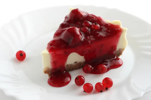 Cheesecake på en vit platta — Stockfoto