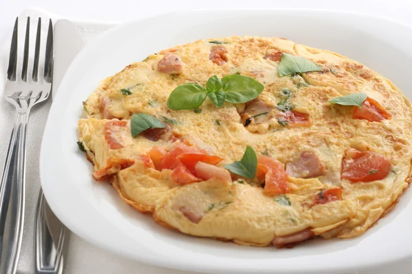 Omelet with ham and tomato — Stock Photo, Image