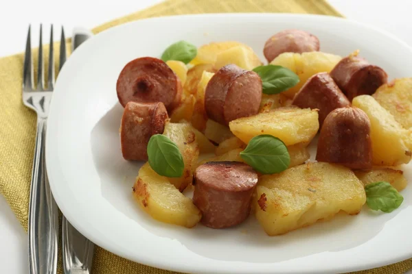 Smażone kiełbaski z ziemniaków — Zdjęcie stockowe