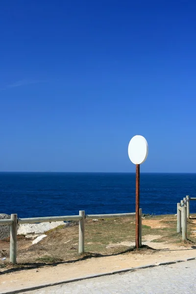 Vägskylt nära havet — Stockfoto