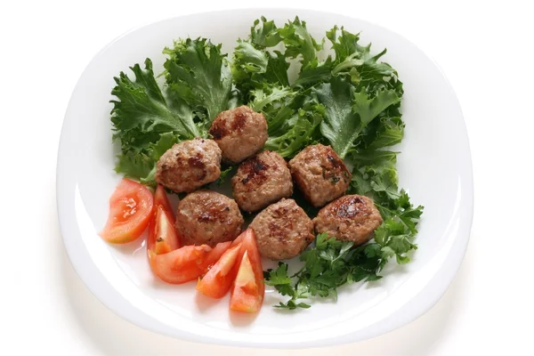 Köfte salata ile — Stok fotoğraf