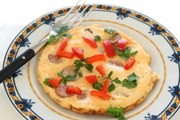 Omelett mit Würstchen und Paprika — Stockfoto