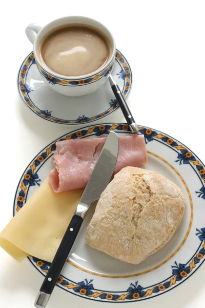 Pão com queijo, presunto e café — Fotografia de Stock