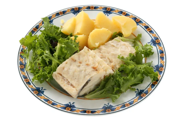 Bacalhau cozido com batata e salada — Fotografia de Stock