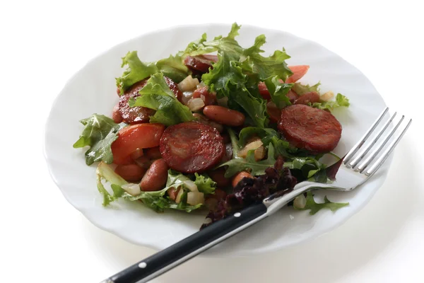Салат з ковбасою — стокове фото
