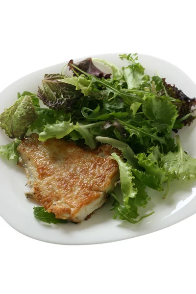Gebratener Fisch mit Salat — Stockfoto