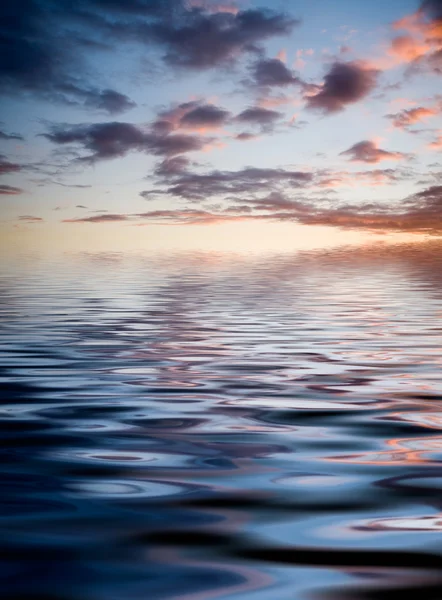 Zonsondergang met reflectie — Stockfoto